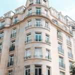 Façade d'un immeuble en copropriété soumis aux obligations de la loi ELAN