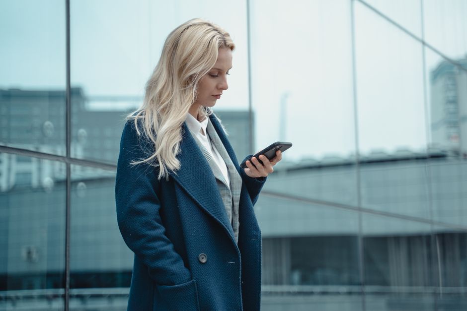 Habitante participant à une consultation citoyenne depuis son smartphone