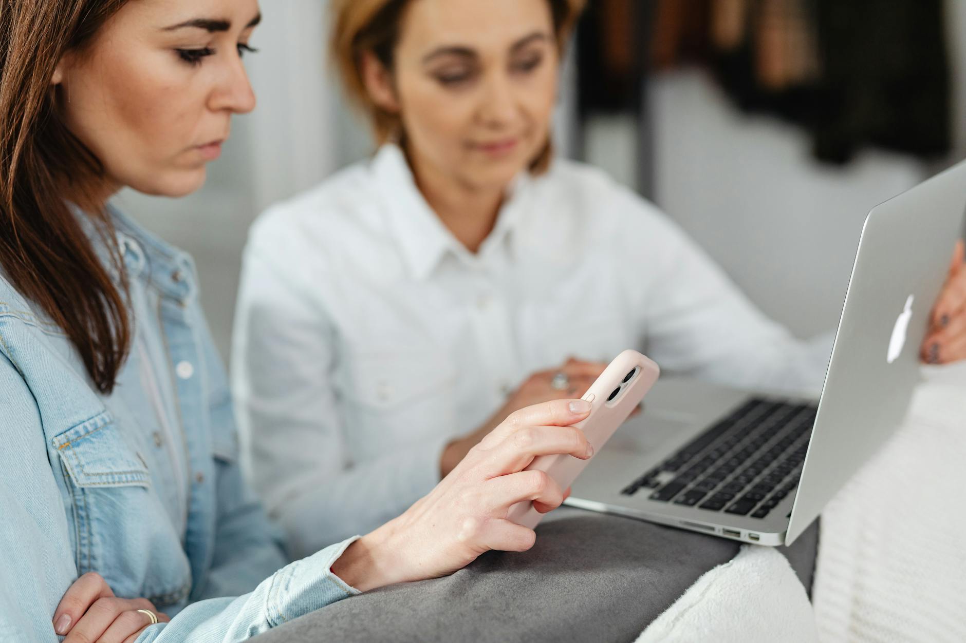 Électeurs utilisant un logiciel de vote électronique sur ordinateur et mobile