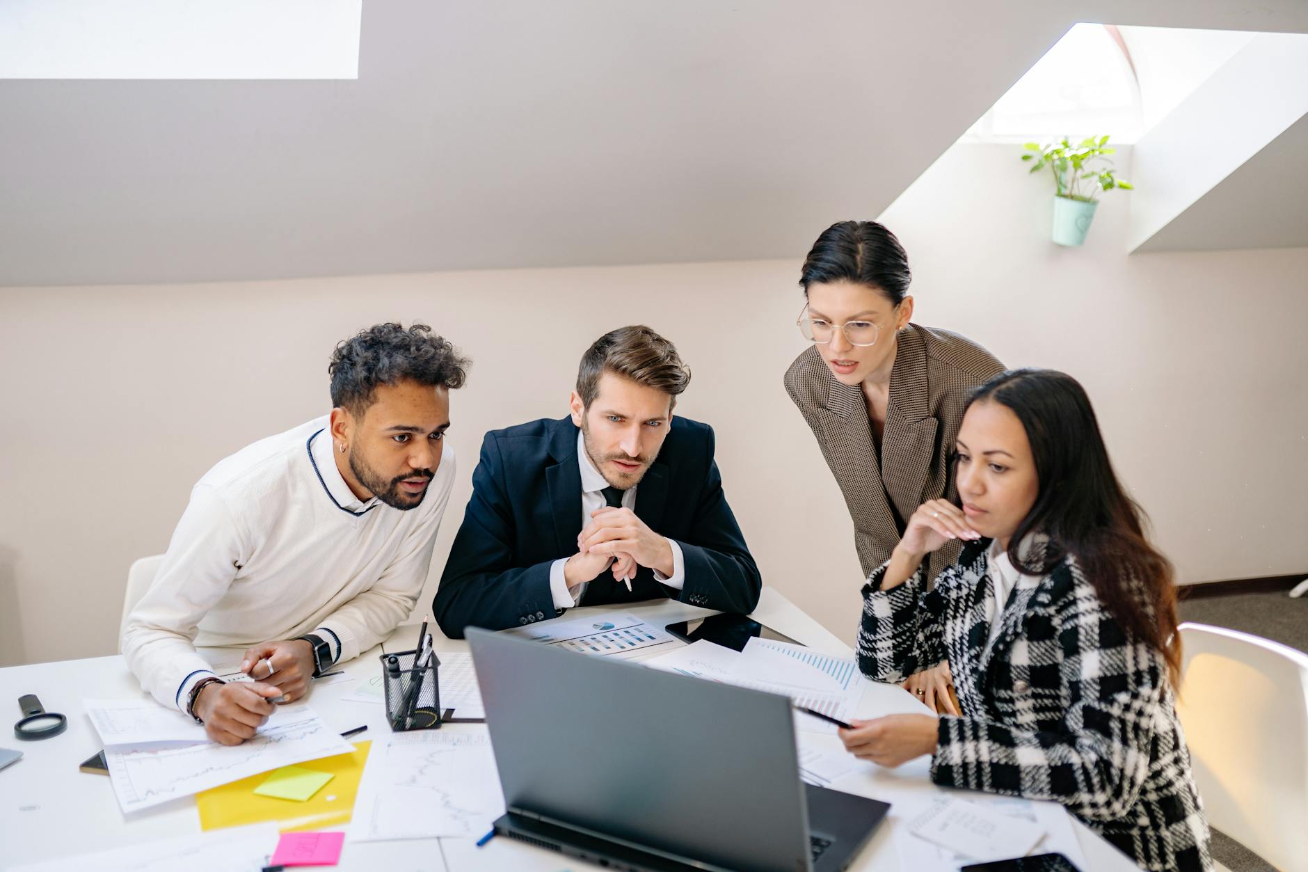 Responsable préparant un scrutin en ligne pour son organisation
