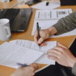 Personne remplissant un bulletin de vote par correspondance