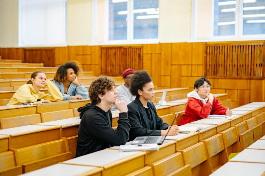 Étudiants réunis dans un amphithéâtre universitaire avant un scrutin