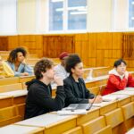 Étudiants réunis dans un amphithéâtre universitaire avant un scrutin