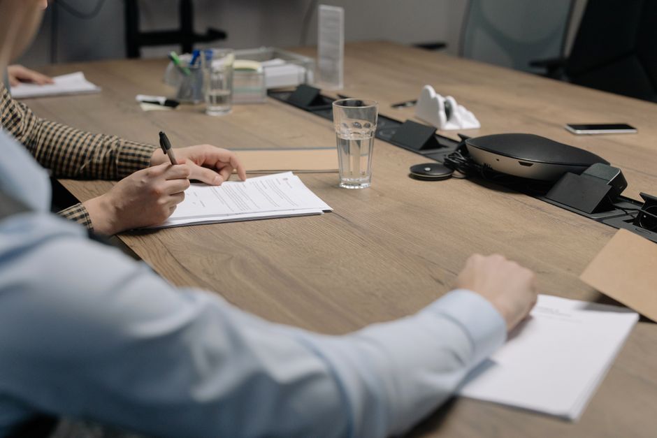 Commission électorale d’un ordre professionnel examinant les documents du scrutin
