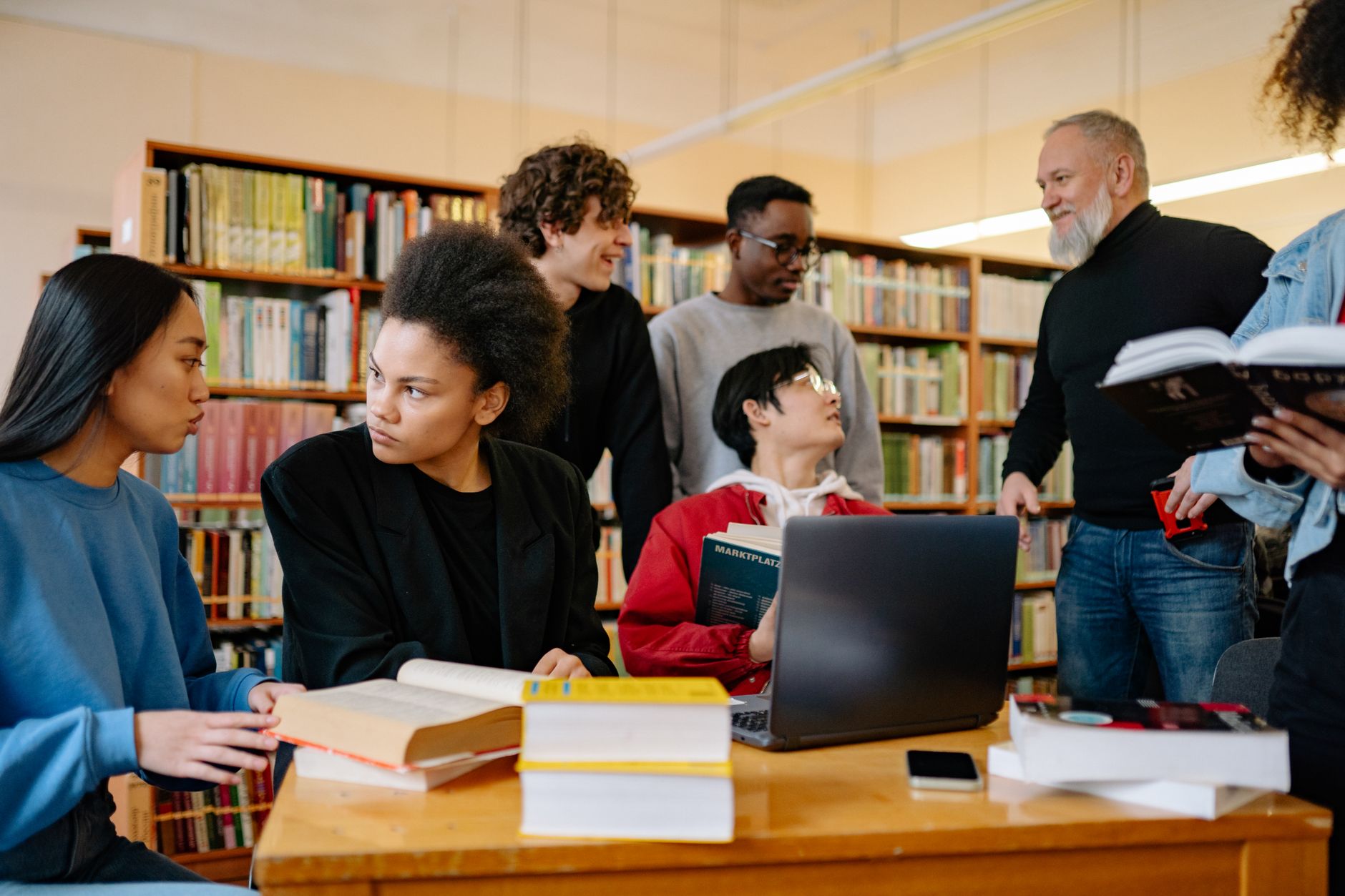 Personnels et étudiants réunis dans une bibliothèque universitaire