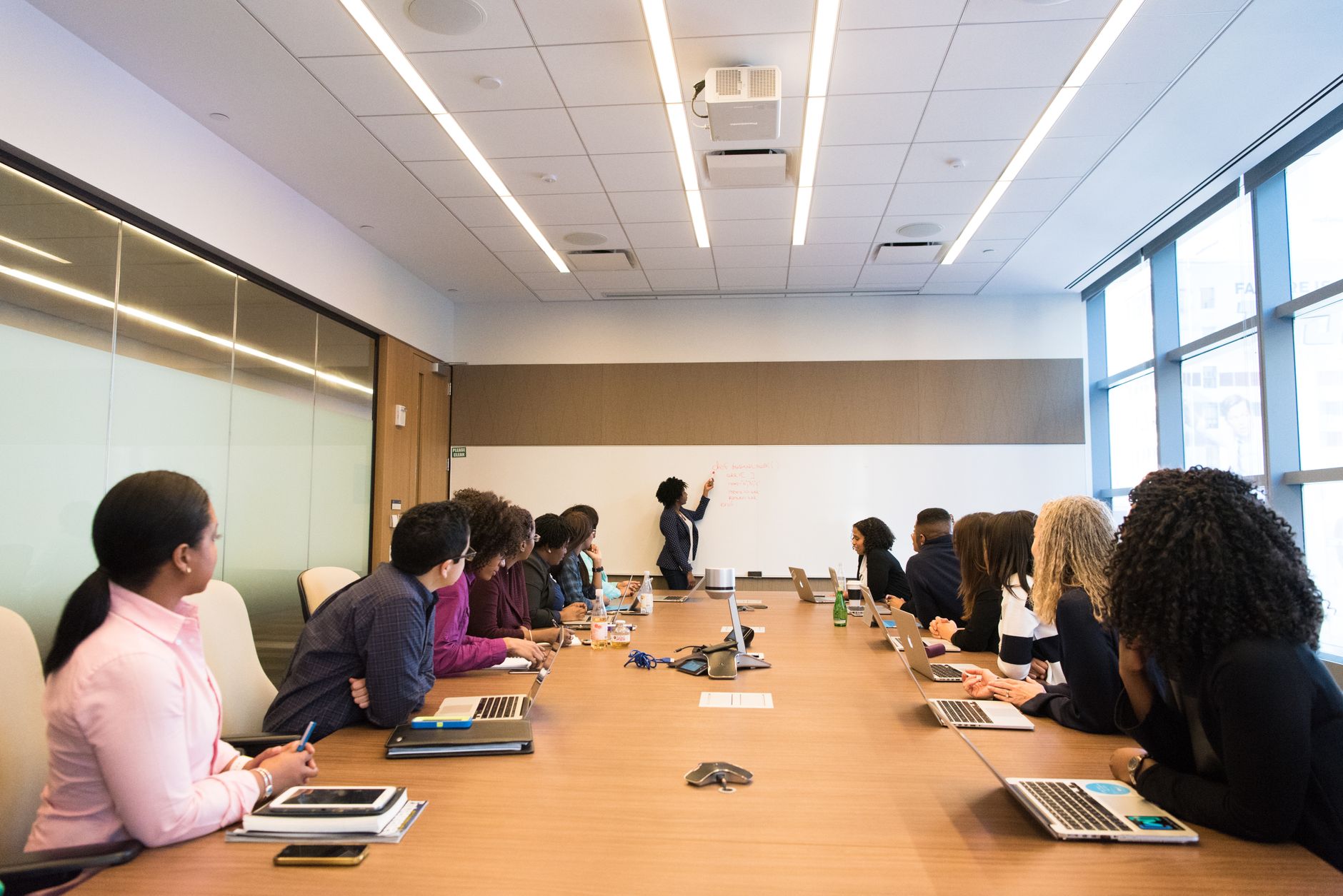 Réunion d’une instance universitaire autour de la table du conseil