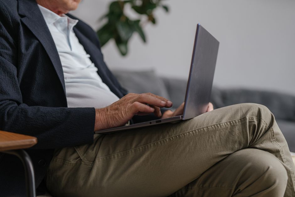 Électeur d’un ordre professionnel votant en ligne depuis son ordinateur