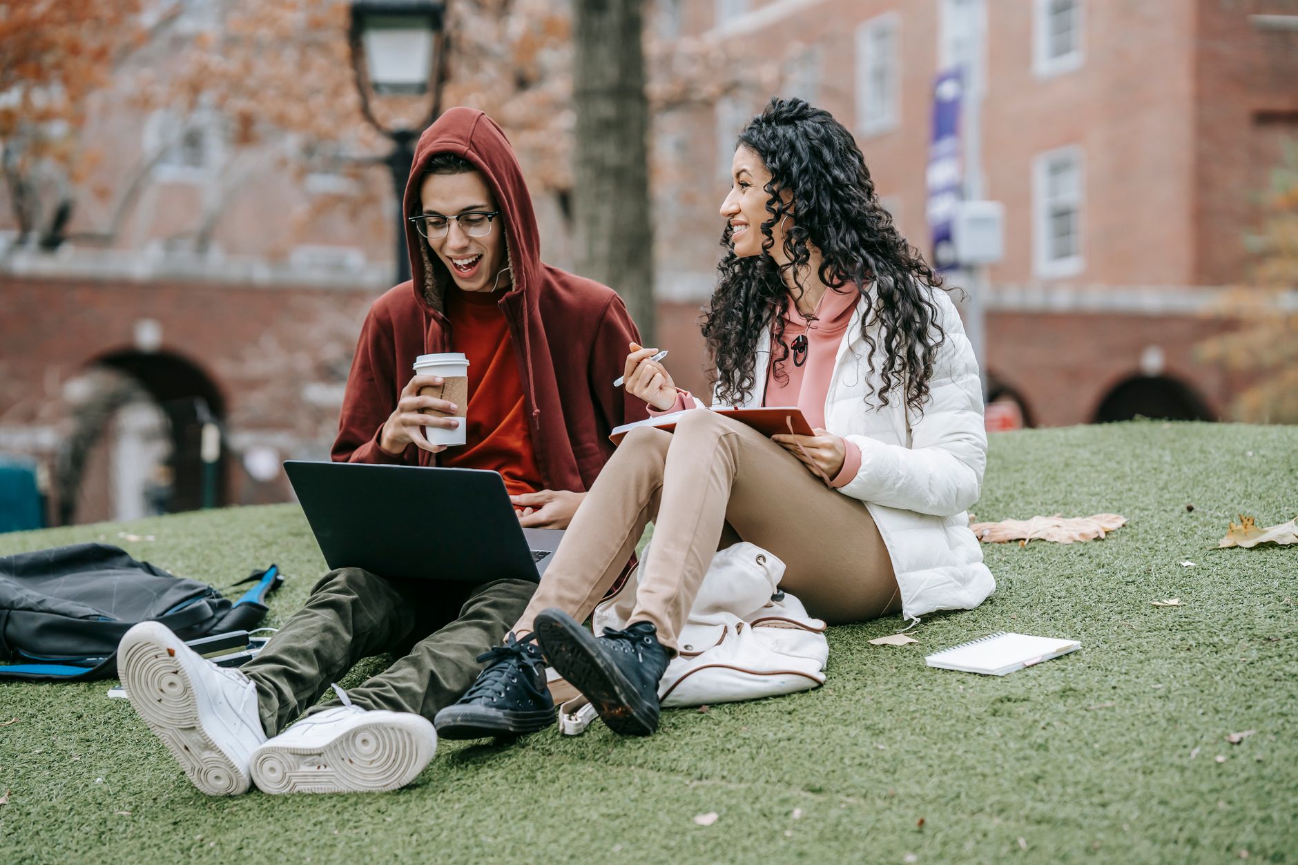 Étudiants sur le campus, votant à distance pendant les élections universitaires