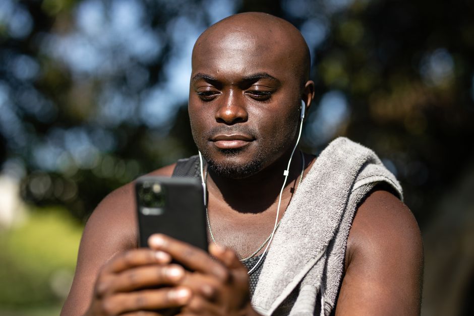 Licencié votant à distance depuis son smartphone lors d’une élection sportive