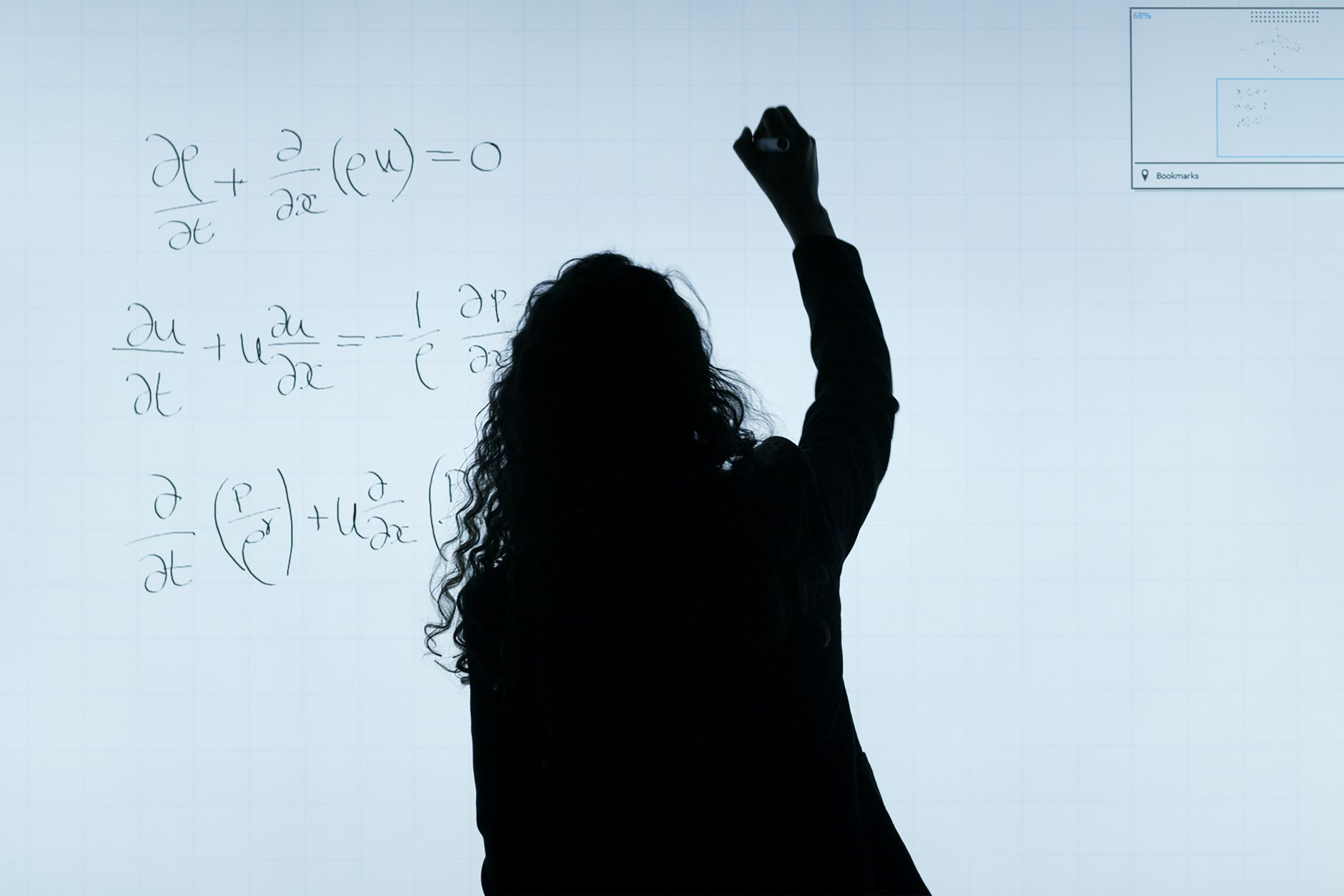 Chercheuse écrivant des équations, symbole des travaux académiques à l’origine de Belenios