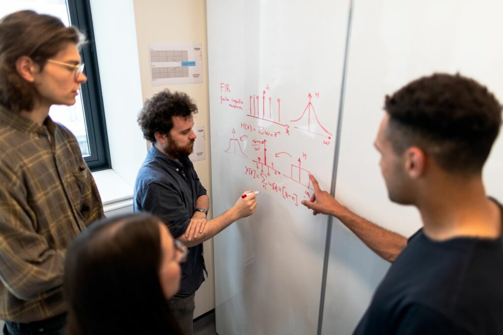 Chercheurs travaillant sur des équations, illustrant la recherche derrière la technologie Belenios