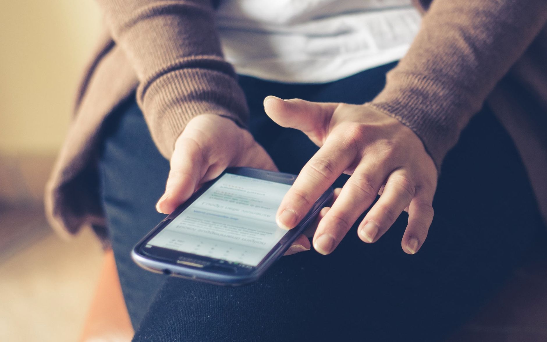 Sociétaire votant à distance depuis un smartphone grâce au vote électronique
