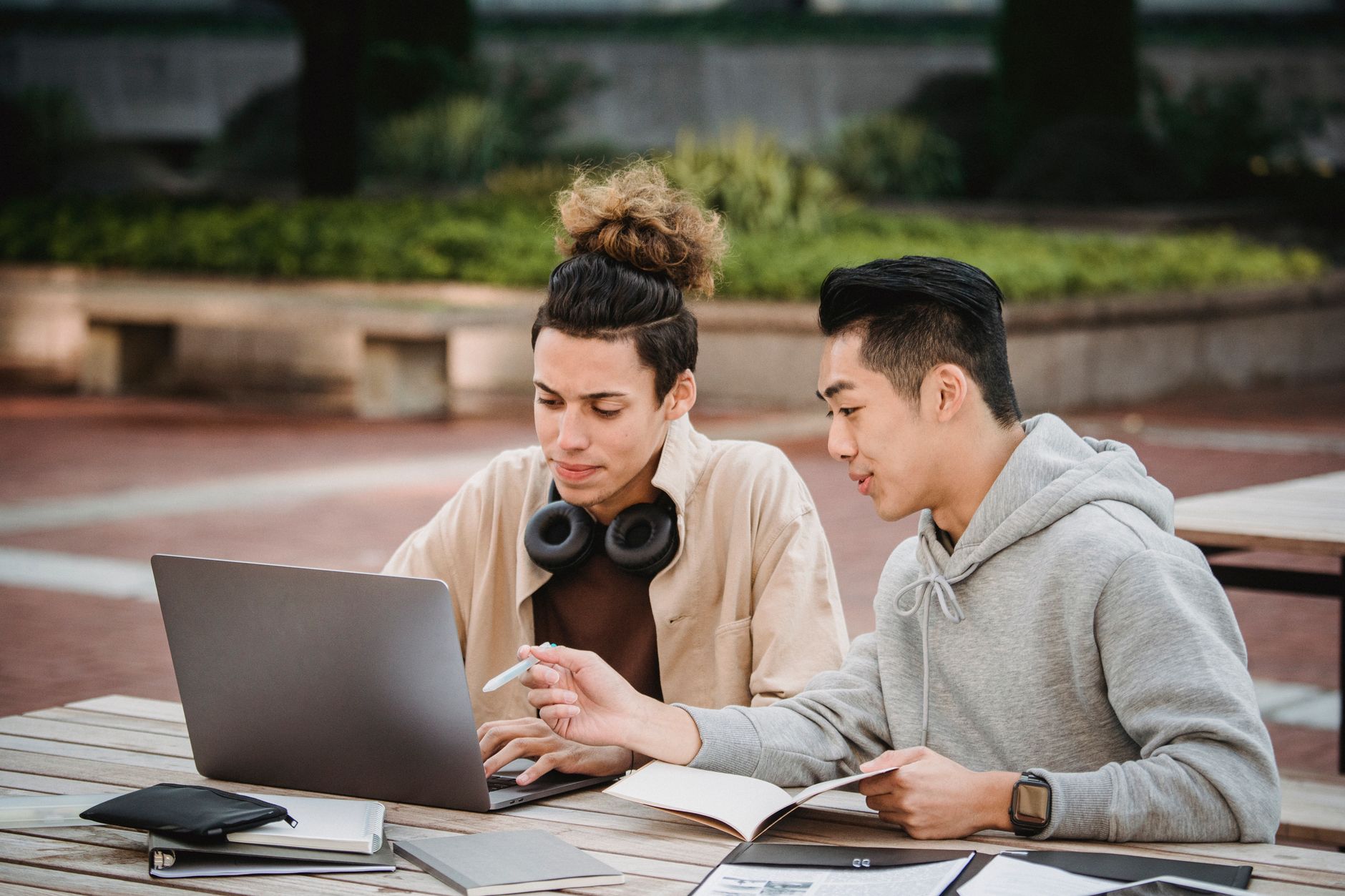 Deux étudiants votent en ligne depuis un ordinateur portable sur le campus