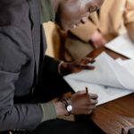 Négociation du protocole d'accord préélectoral autour d'une table de réunion