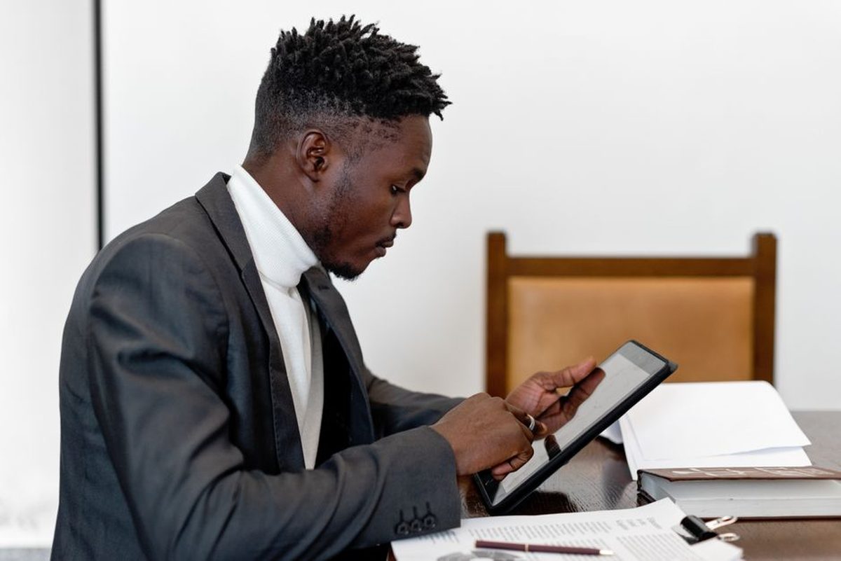 Vote électronique depuis une tablette lors d’une assemblée générale