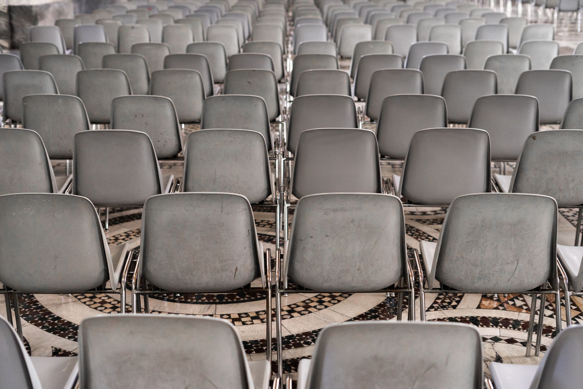 chaise vide dans une salle de réunion
