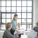 Salariés réunis dans une salle de réunion d'entreprise
