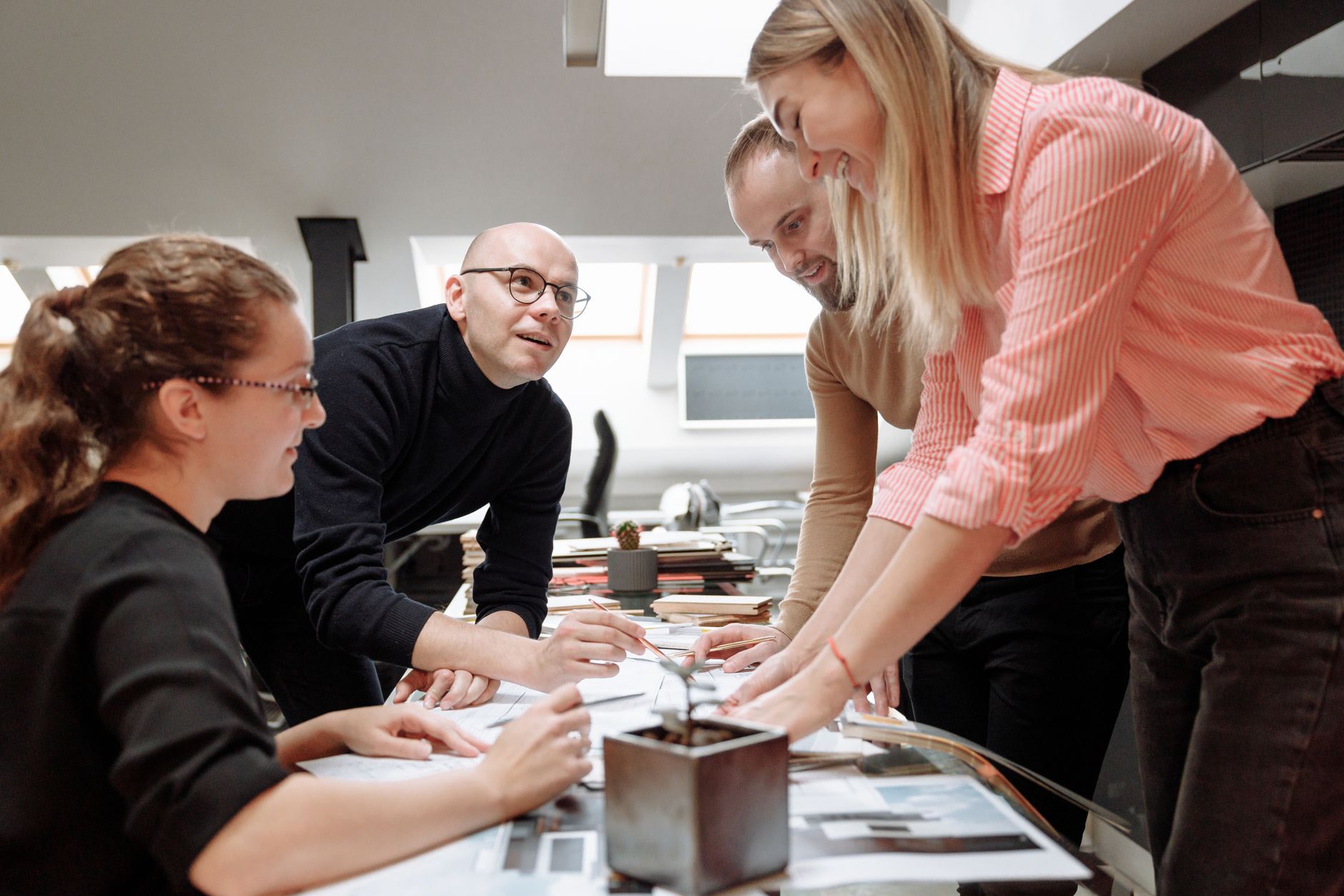 Collègues discutant autour d'une table de travail
