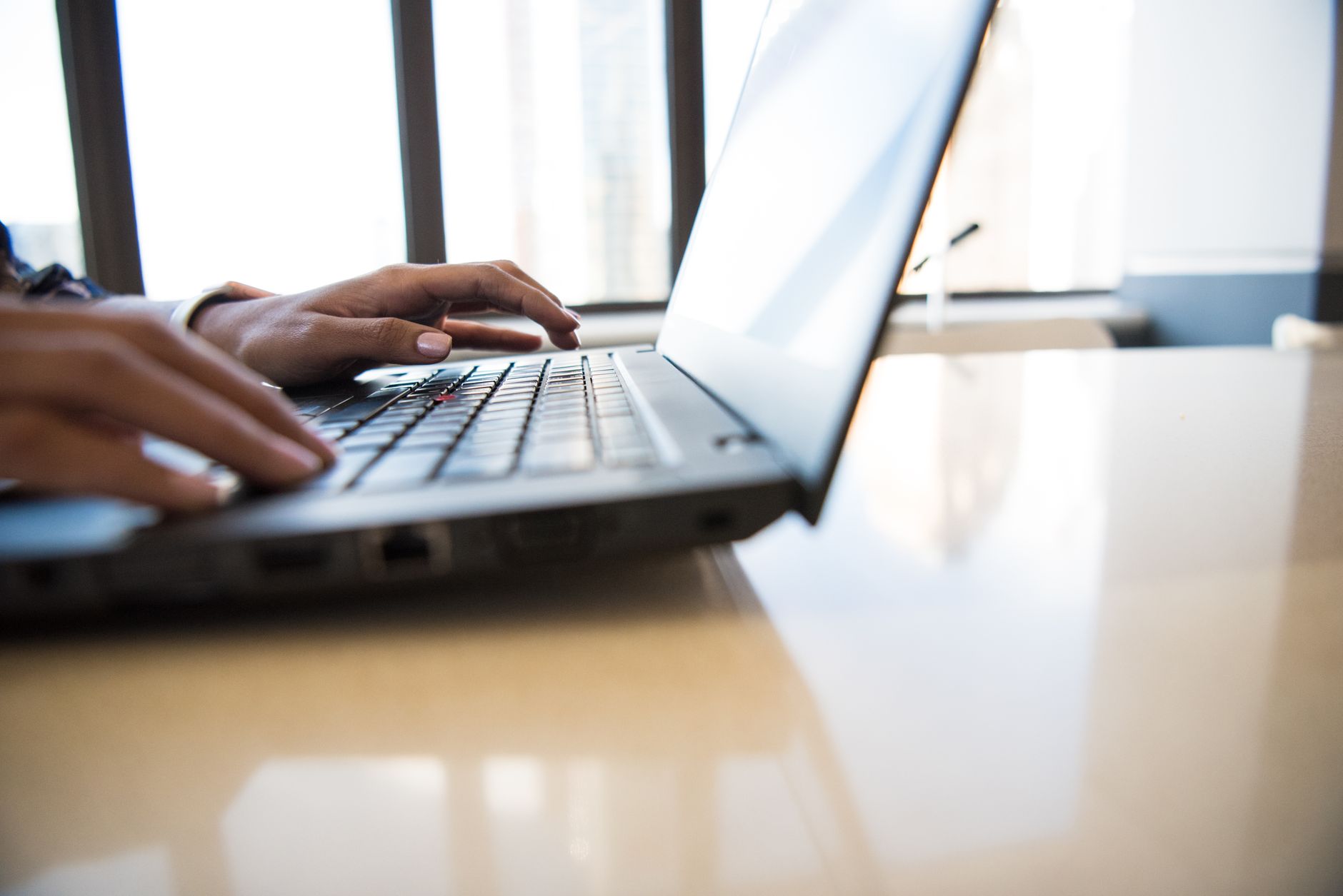 Mise en place du CSE : des mains sur un ordinateur portable pour préparer le vote en ligne