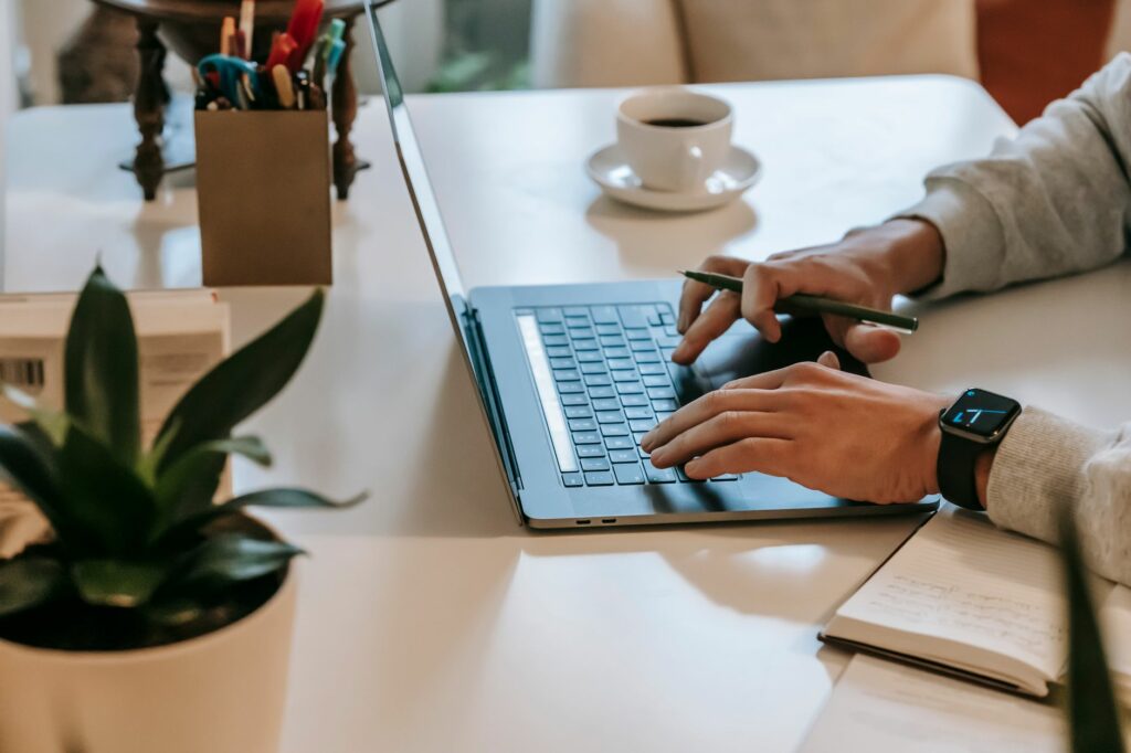 Une personne saisit des informations sur un ordinateur portable