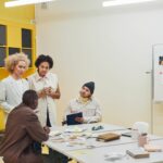 Réunion de travail sobre entre collègues dans un bureau lumineux
