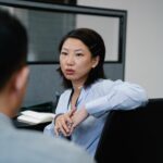 Élections des délégués du personnel : un salarié échange avec sa responsable dans un bureau