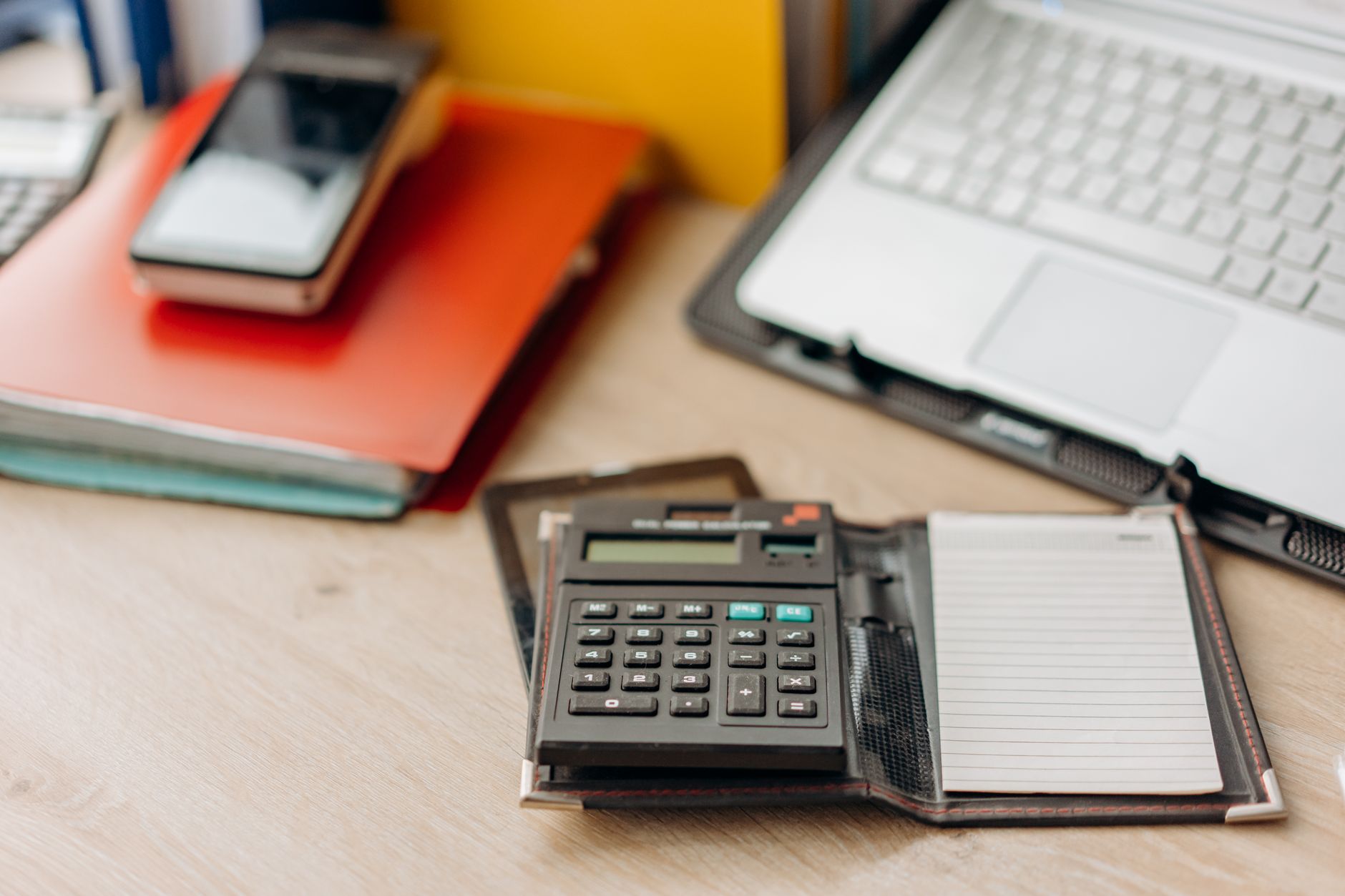 Documents comptables et calculatrice sur un bureau pour l’approbation des comptes